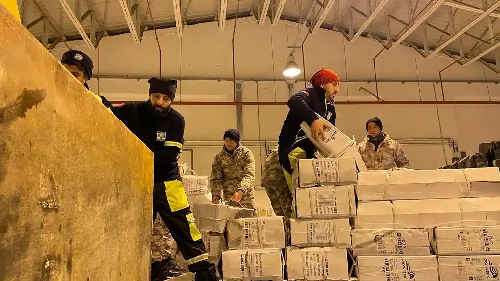 Sanayi Teknoloji Bakanlığı 250 adet duvar kırıcı iş makinesini deprem bölgesine gönderdi
