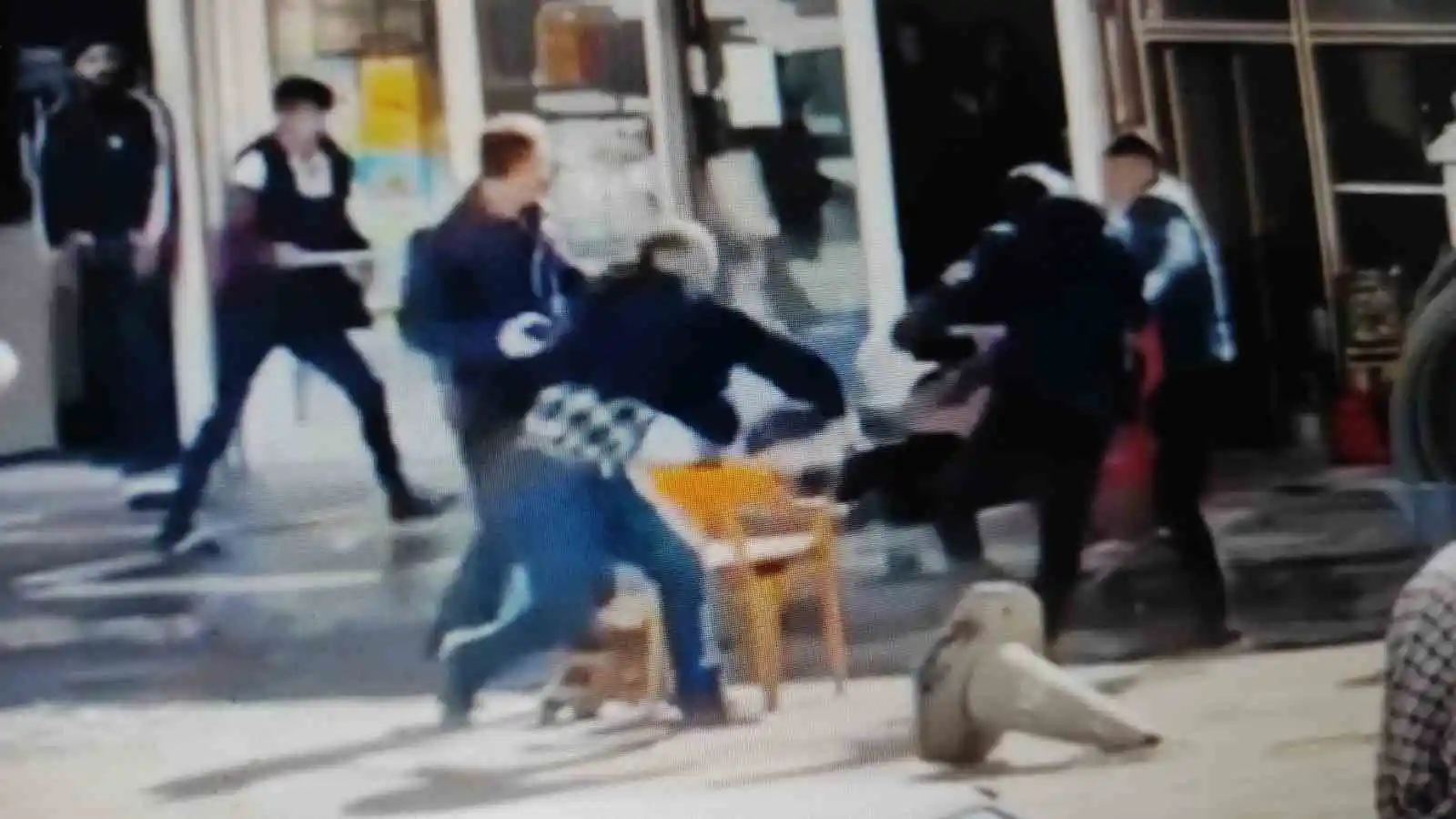 Şanlıurfa’da 8 kişinin yaralandığı taşlı sopalı kavga kamerada
