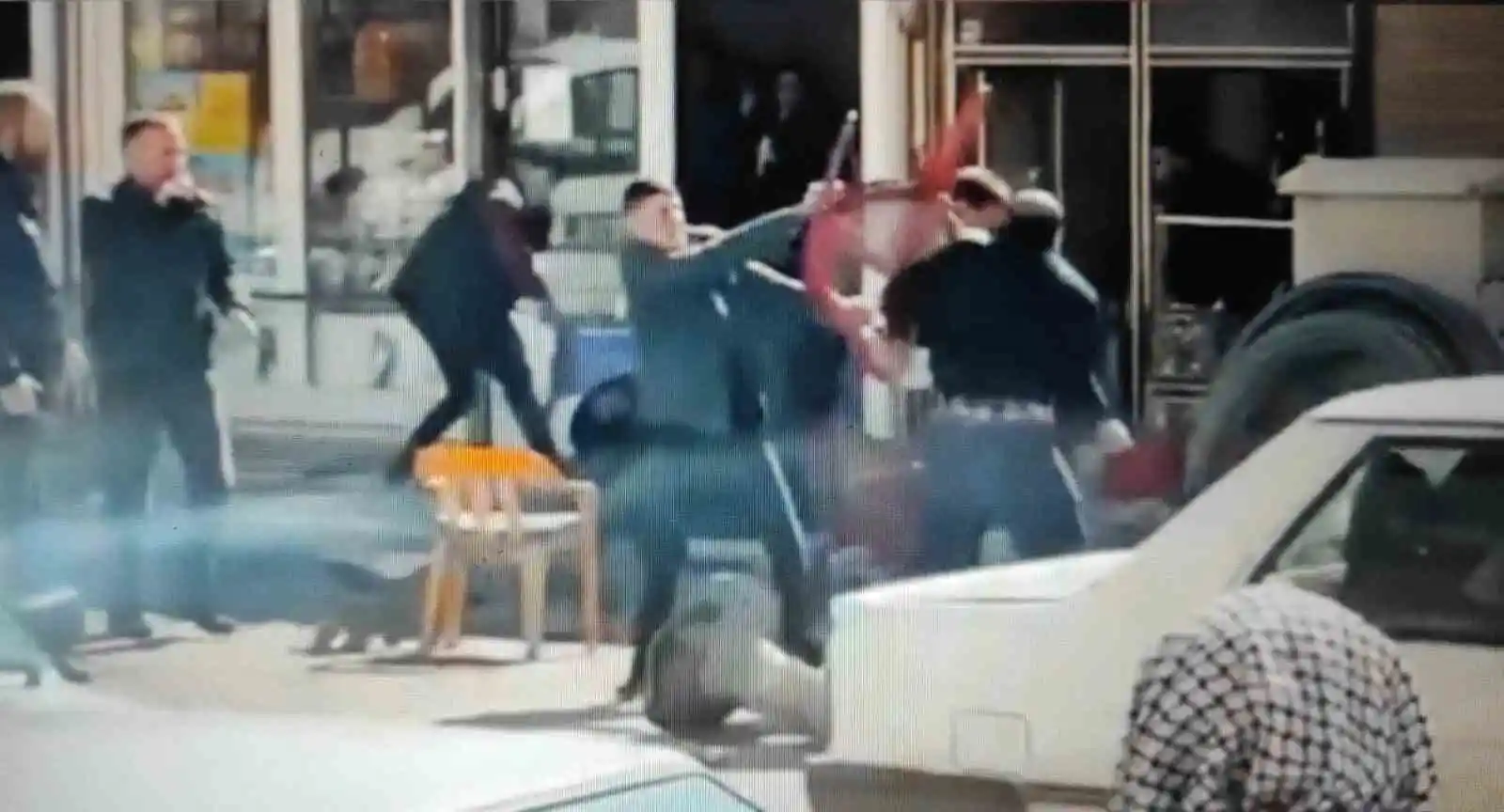 Şanlıurfa’da 8 kişinin yaralandığı taşlı sopalı kavga kamerada

