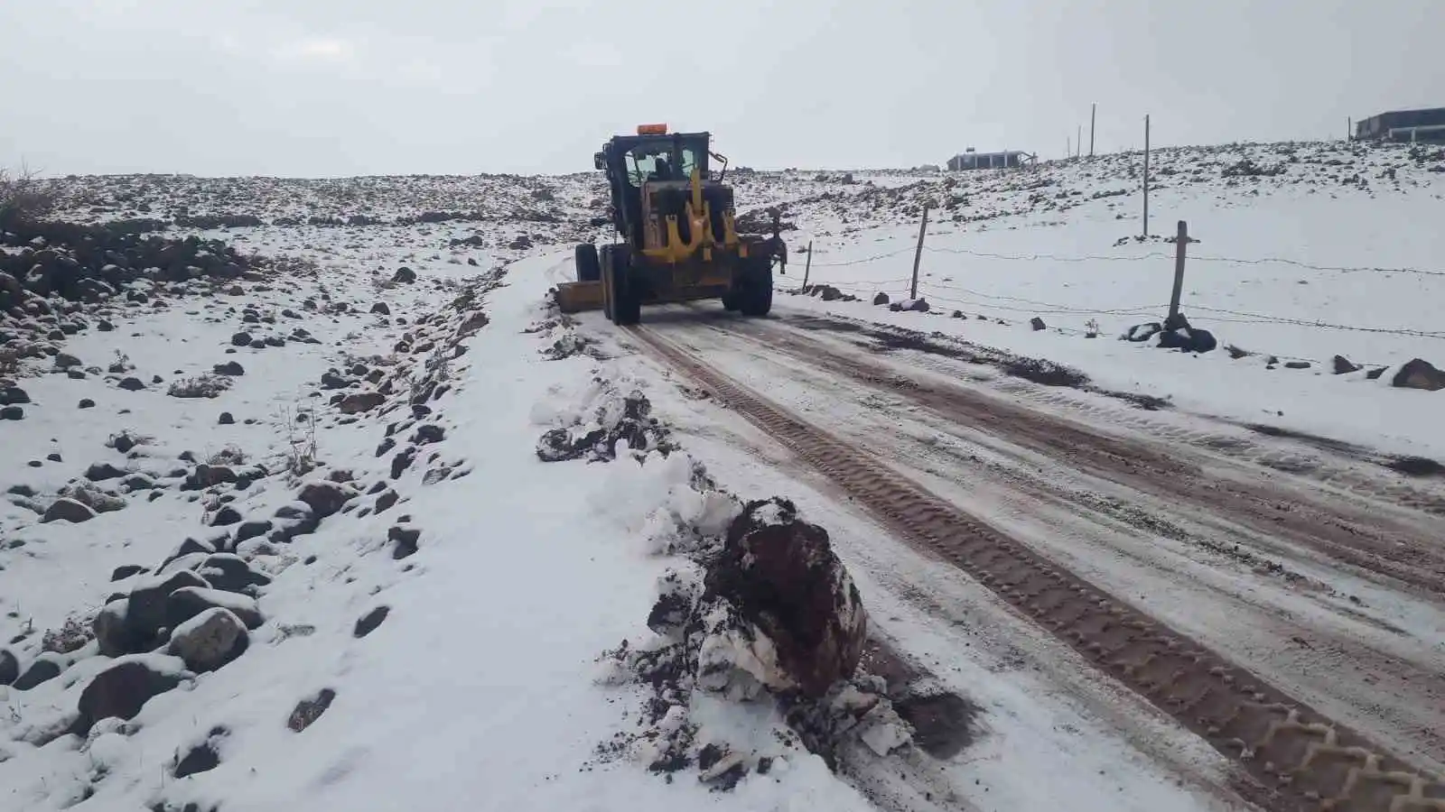 Şanlıurfa'da karla mücadele devam ediyor