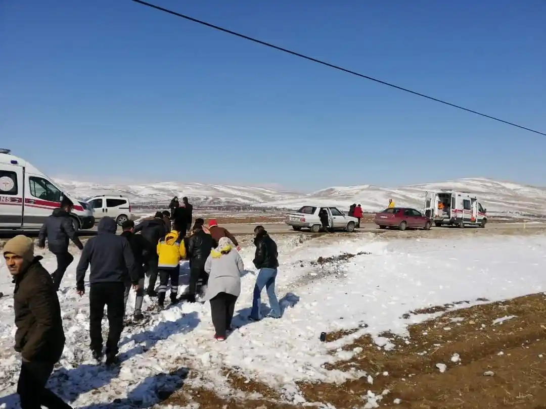 Şarampole devrilen otomobilde 5 kişi yaralandı.