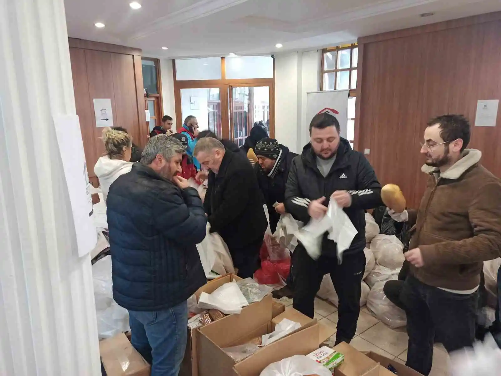 Sel felaketi yaşayan Bozkurt'tan depremzedelere yardım