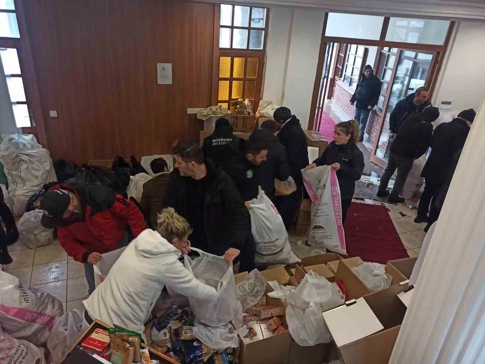 Sel felaketi yaşayan Bozkurt’tan depremzedelere yardım