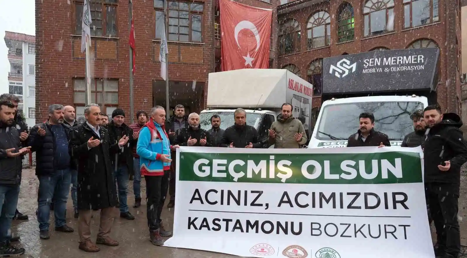 Sel felaketi yaşayan Bozkurt’tan depremzedelere yardım