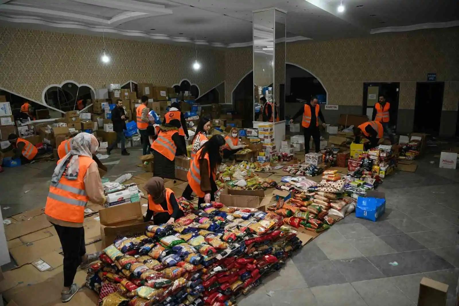 Sevince Mağazası kapılarını depremzedelere açtı
