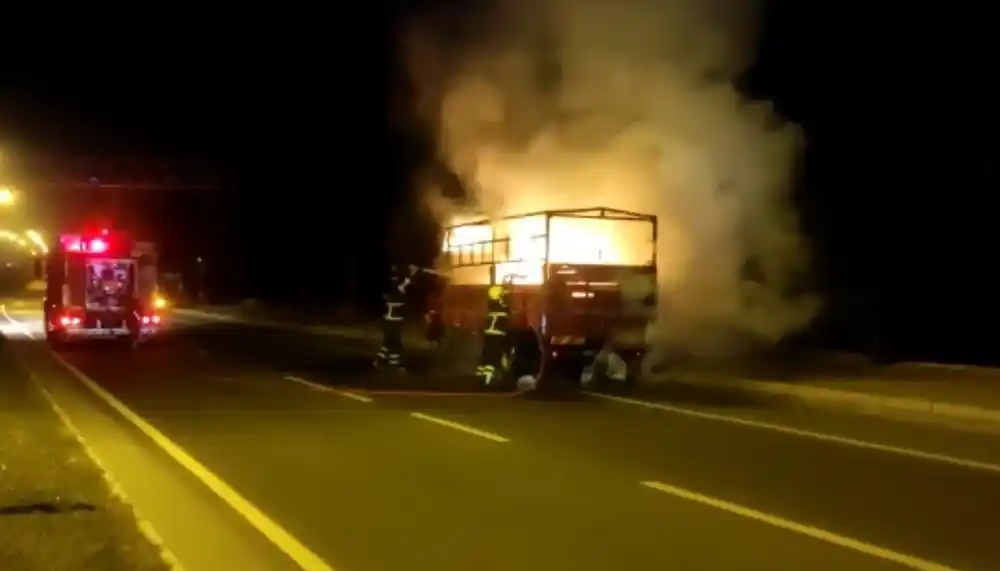 Seyir halindeki kamyonet alev alev yandı
