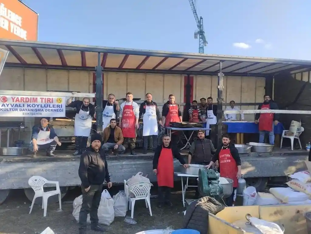 Seyyar fırın ile deprem bölgesine giderek pide ve ayran dağıttılar