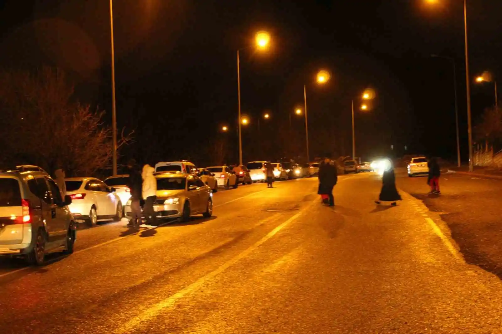 Siirt'te hissedilen şiddetli deprem vatandaşı sokaklara döktü