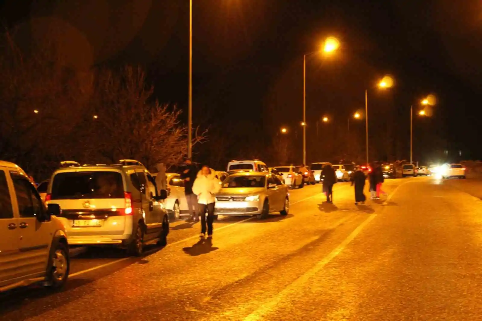 Siirt’te hissedilen şiddetli deprem vatandaşı sokaklara döktü