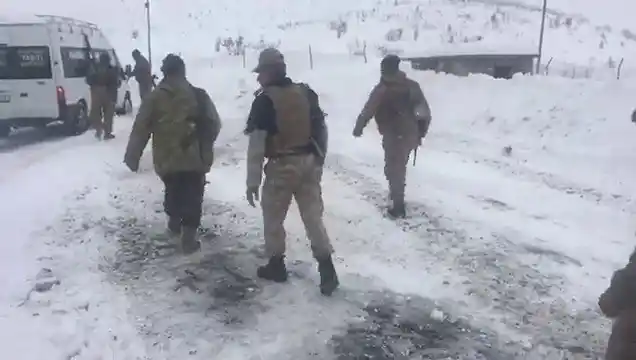 Siirt'te kar ve tipide mahsur kalan köy korucuları ve vatandaşlar ekiplerce kurtarıldı
