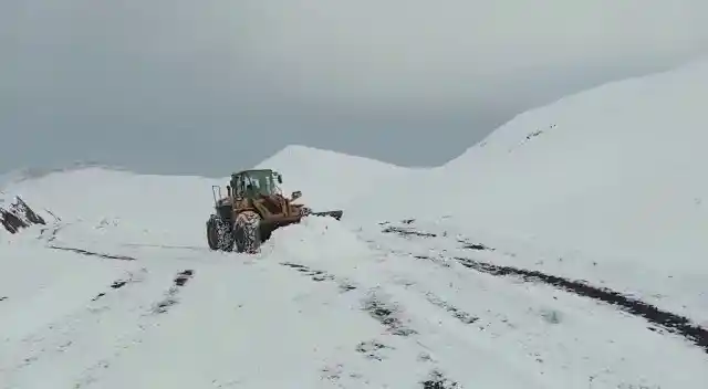Siirt’te kar ve tipide mahsur kalan köy korucuları ve vatandaşlar ekiplerce kurtarıldı
