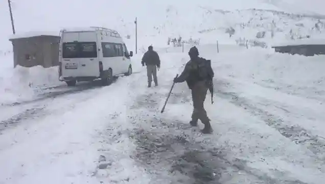 Siirt’te kar ve tipide mahsur kalan köy korucuları ve vatandaşlar ekiplerce kurtarıldı
