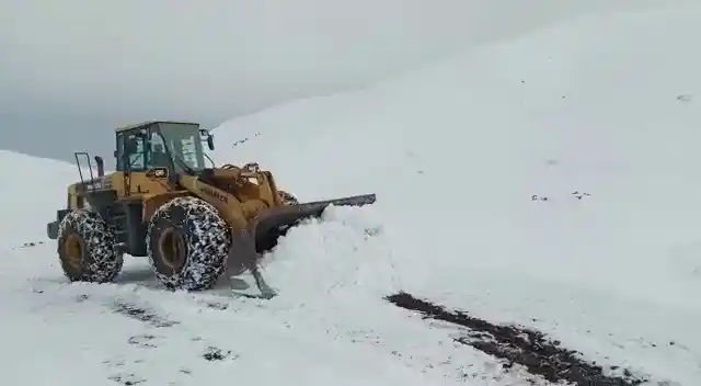 Siirt'te yoğun kar yağışı nedeniyle köy yolları ulaşıma kapandı
