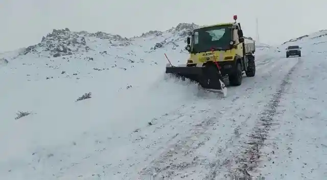 Siirt’te yoğun kar yağışı nedeniyle köy yolları ulaşıma kapandı
