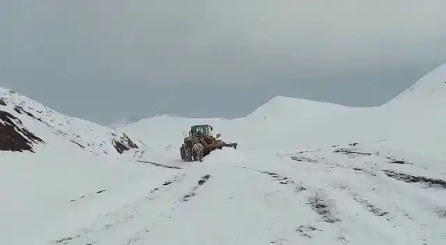 Siirt’te yoğun kar yağışı nedeniyle köy yolları ulaşıma kapandı
