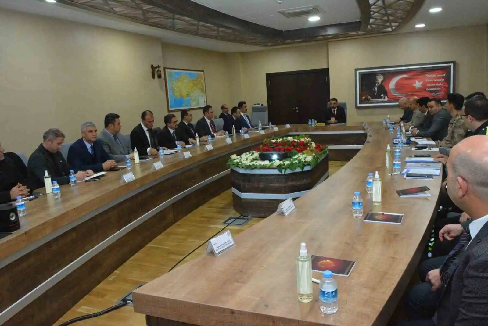 Siirt Valisi Hacıbektaşoğlu, okulların güvenliğini masaya yatırdı