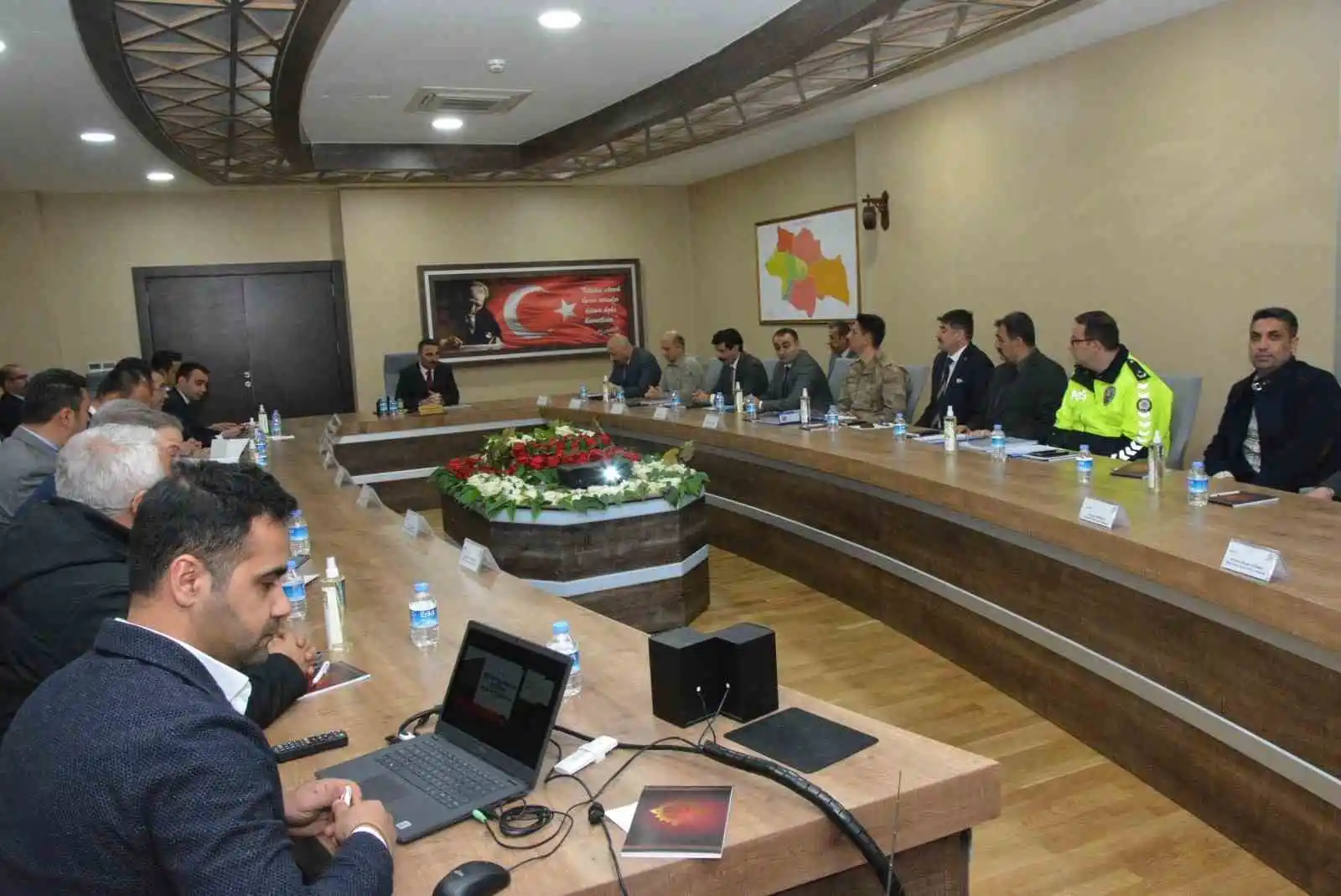 Siirt Valisi Hacıbektaşoğlu, okulların güvenliğini masaya yatırdı