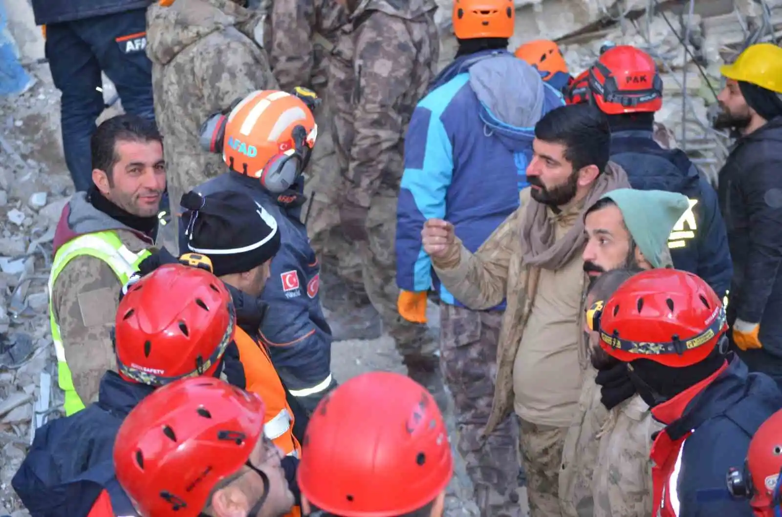 Şırnak aşiretleri deprem bölgesinde seferber oldu
