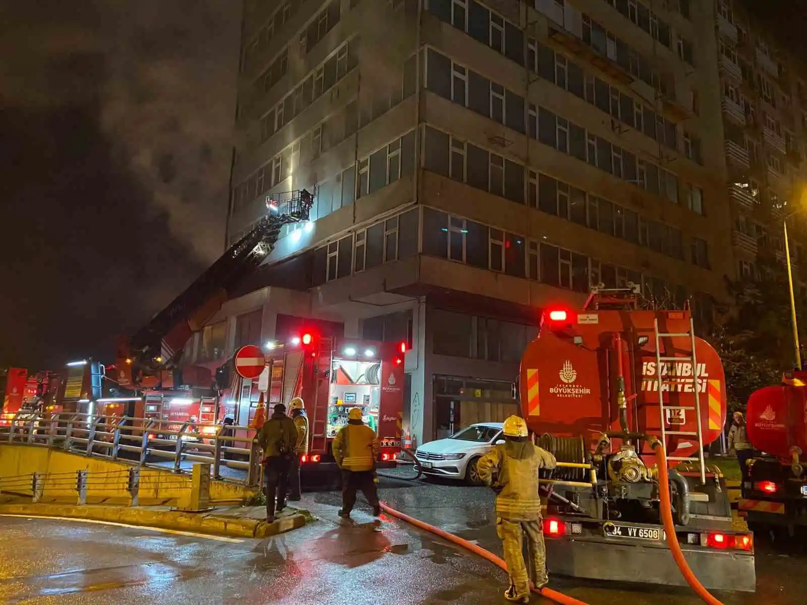 Şişli'de 8 katlı boş binanın 2'nci katı alev alev yandı
