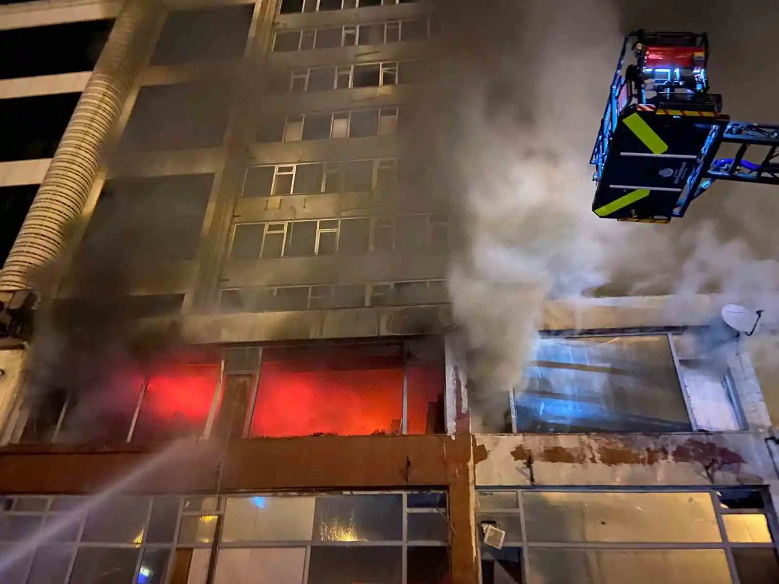 Şişli’de 8 katlı boş binanın 2’nci katı alev alev yandı
