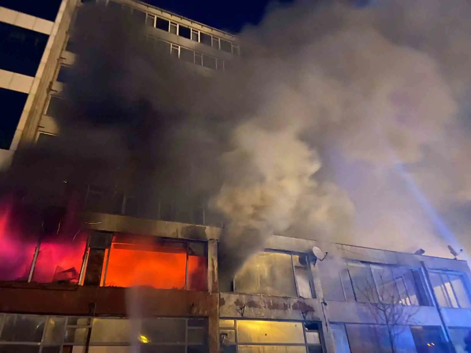 Şişli’de 8 katlı boş binanın 2’nci katı alev alev yandı
