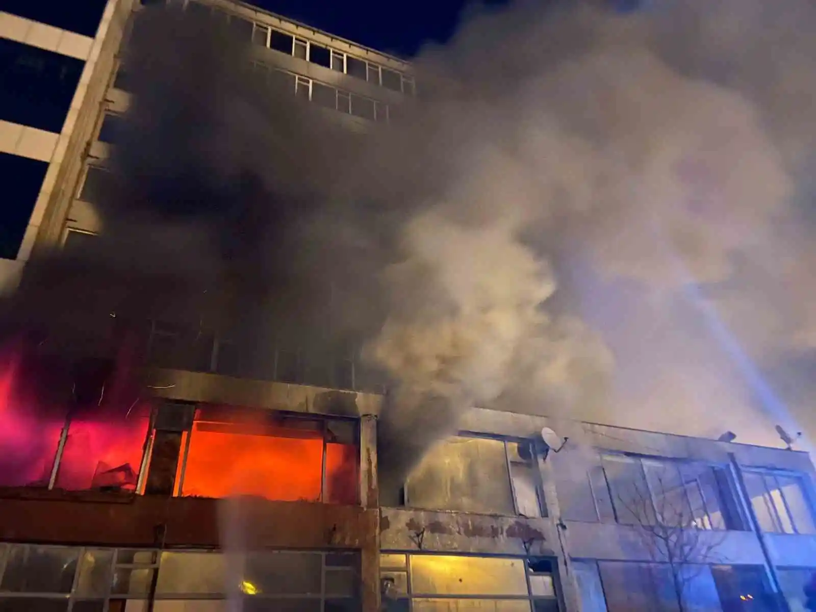 Şişli’de 8 katlı boş binanın 2’nci katı alev alev yandı