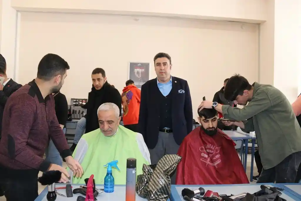 Sivas'ta depremzedelere saç ve sakal bakımı yapıldı
