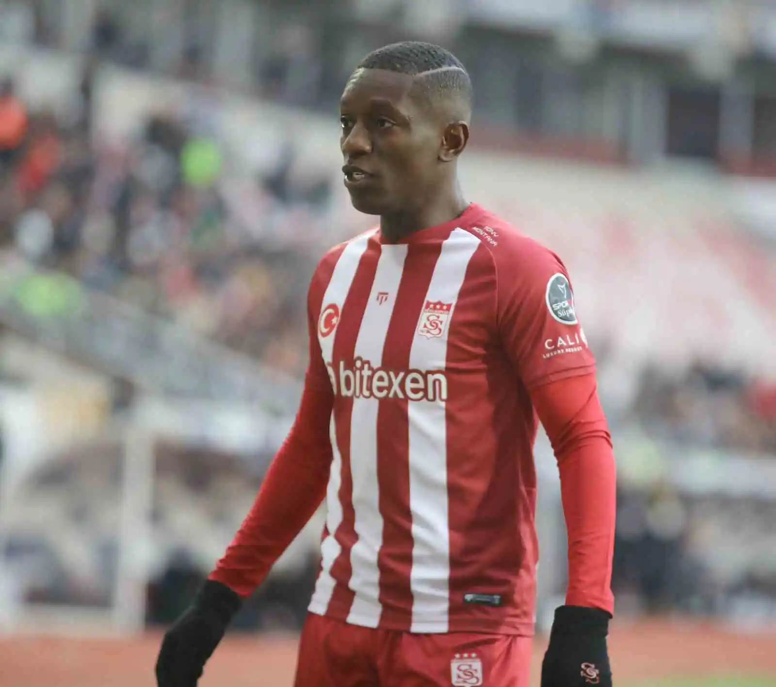 Sivassporlu Max Gradel'den depremzedelere yardım