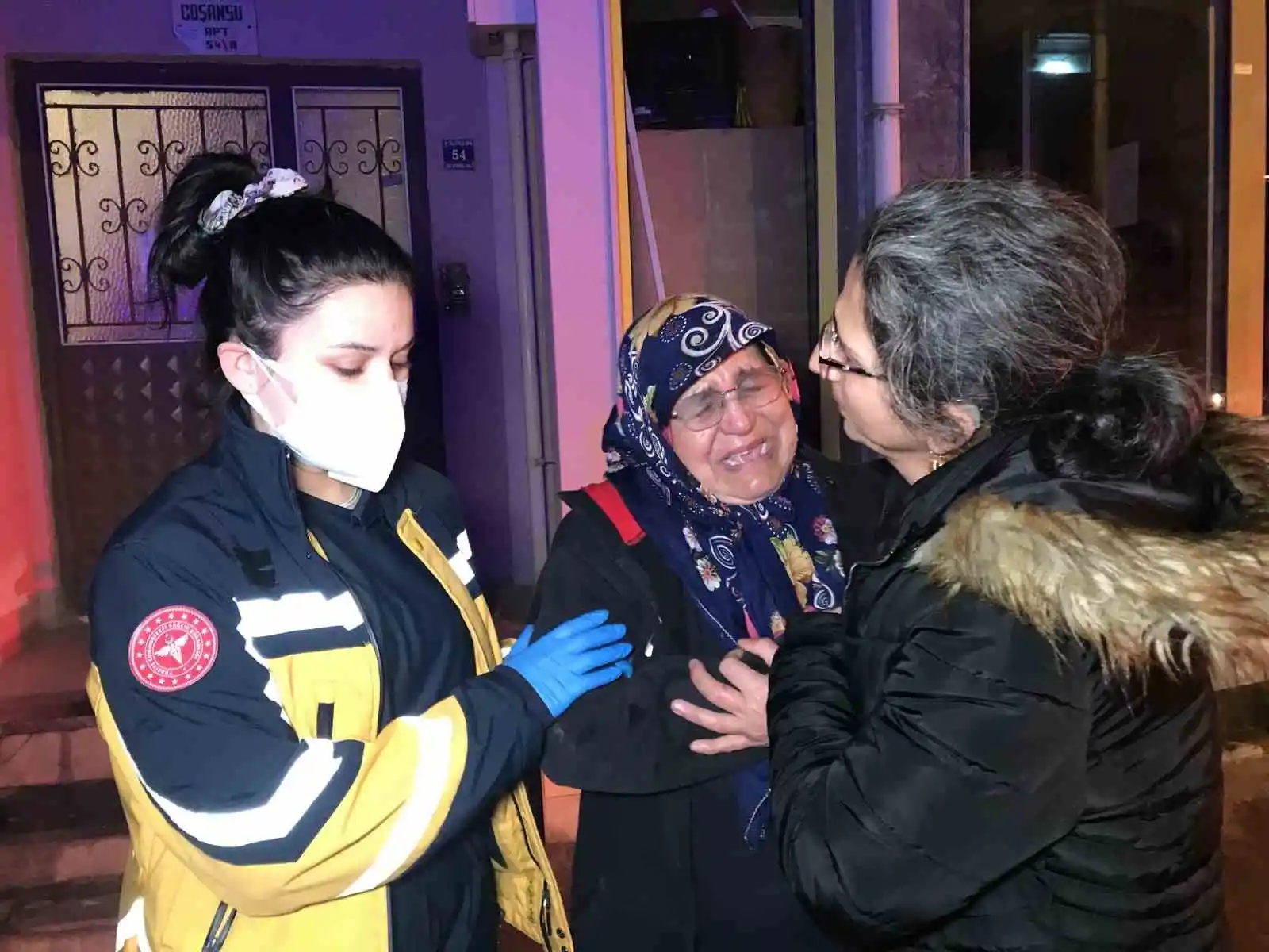 Sobadan çıkan yangın evi kullanılamaz hale getirdi, gözyaşları içinde yanan evini izledi