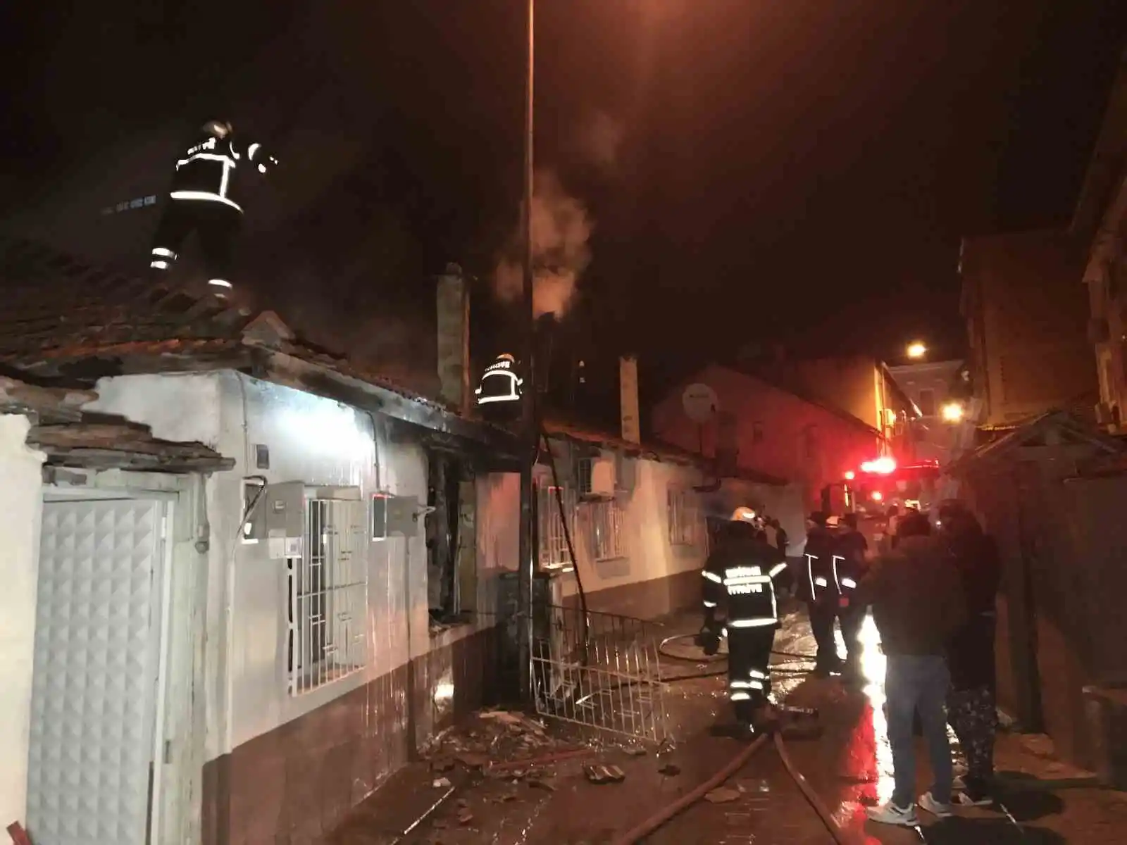 Sobadan çıkan yangın evi kullanılamaz hale getirdi, gözyaşları içinde yanan evini izledi