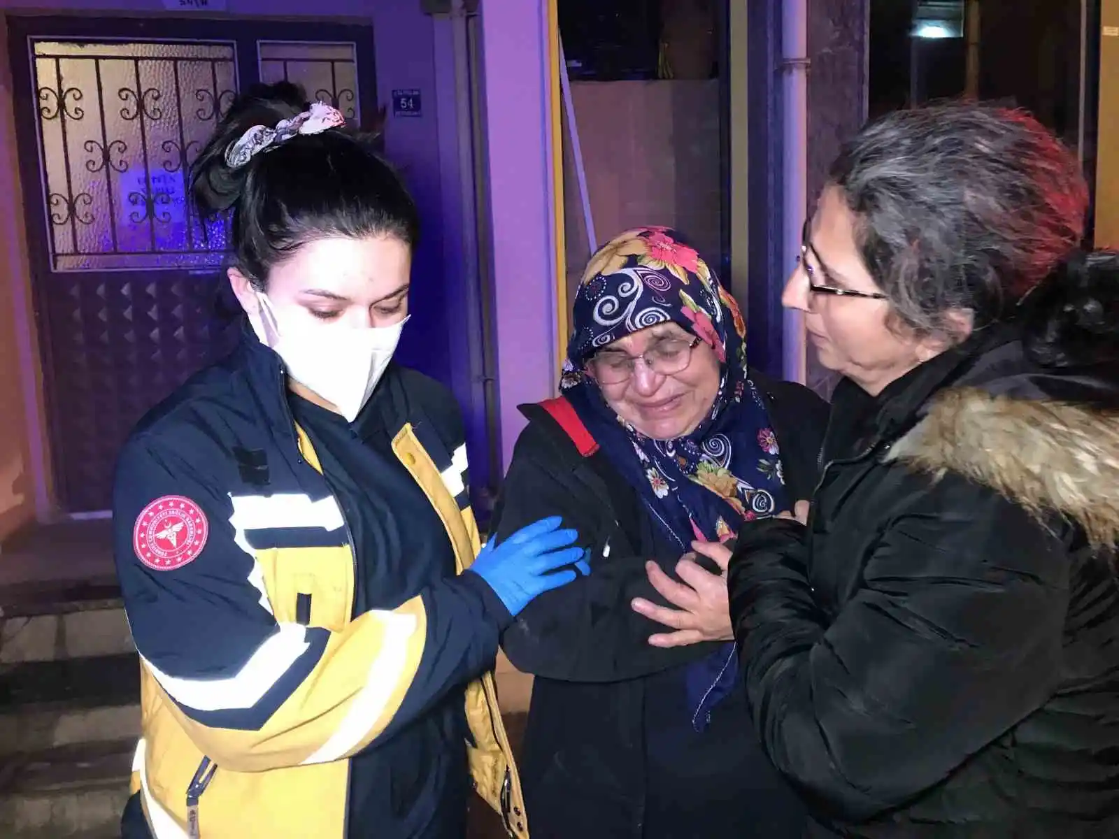 Sobadan çıkan yangın evi kullanılamaz hale getirdi, gözyaşları içinde yanan evini izledi