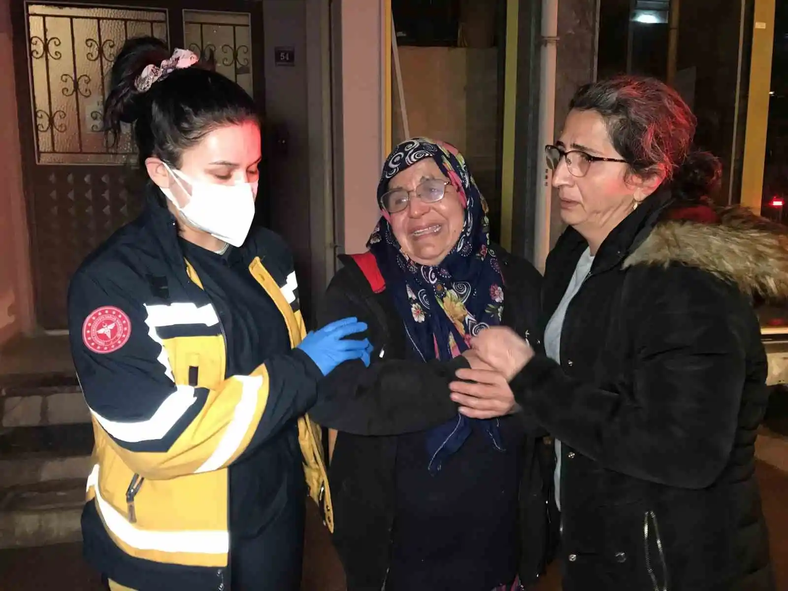 Sobadan çıkan yangın evi kullanılamaz hale getirdi, gözyaşları içinde yanan evini izledi