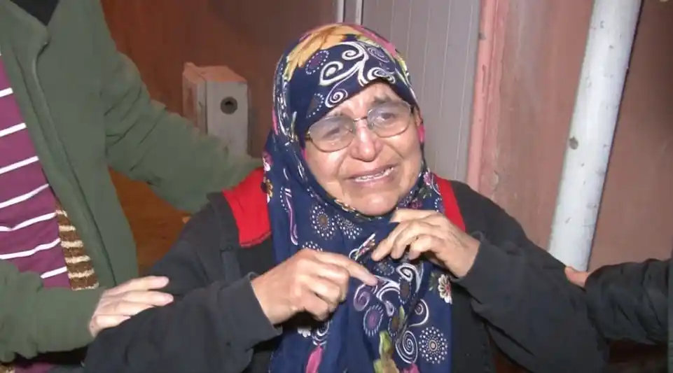 Sobadan çıkan yangın evi kullanılamaz hale getirdi, gözyaşları içinde yanan evini izledi