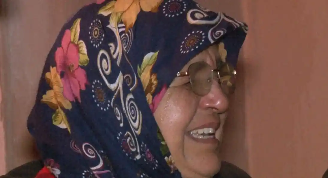 Sobadan çıkan yangın evi kullanılamaz hale getirdi, gözyaşları içinde yanan evini izledi