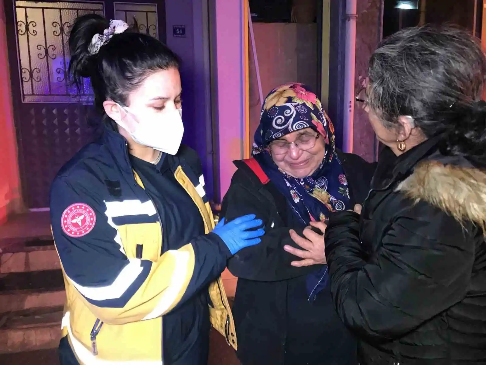 Sobadan çıkan yangın evi kullanılamaz hale getirdi, gözyaşları içinde yanan evini izledi