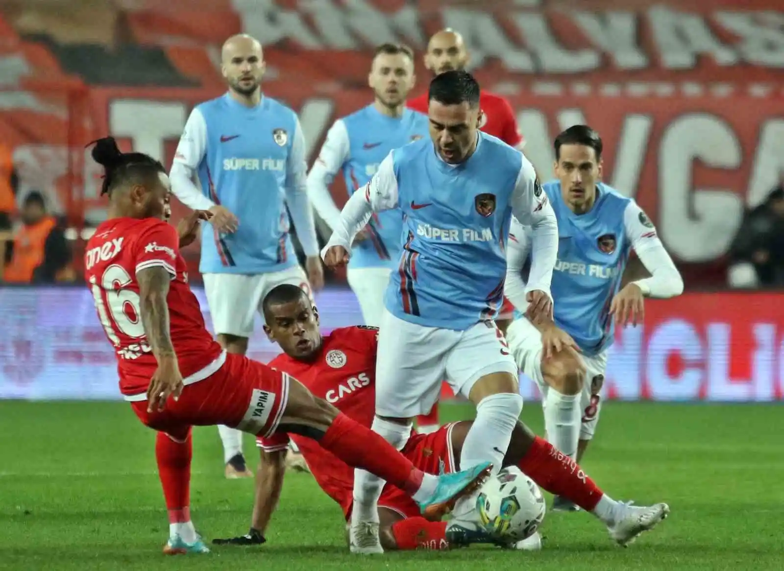 Spor Toto Süper Lig: FTA Antalyaspor: 1 - Gaziantep FK: 0 (İlk yarı)