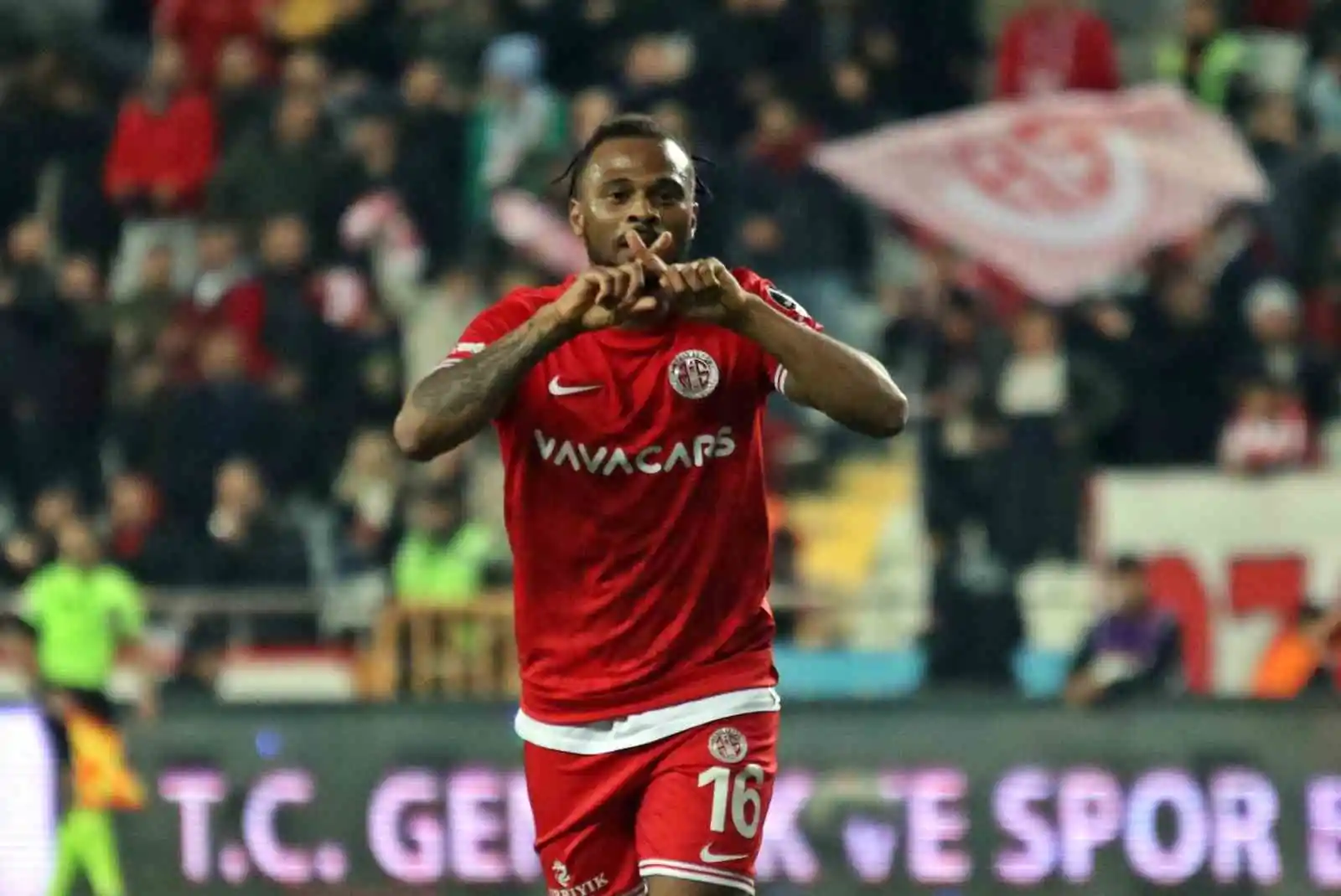 Spor Toto Süper Lig: FTA Antalyaspor: 1 - Gaziantep FK: 0 (İlk yarı)