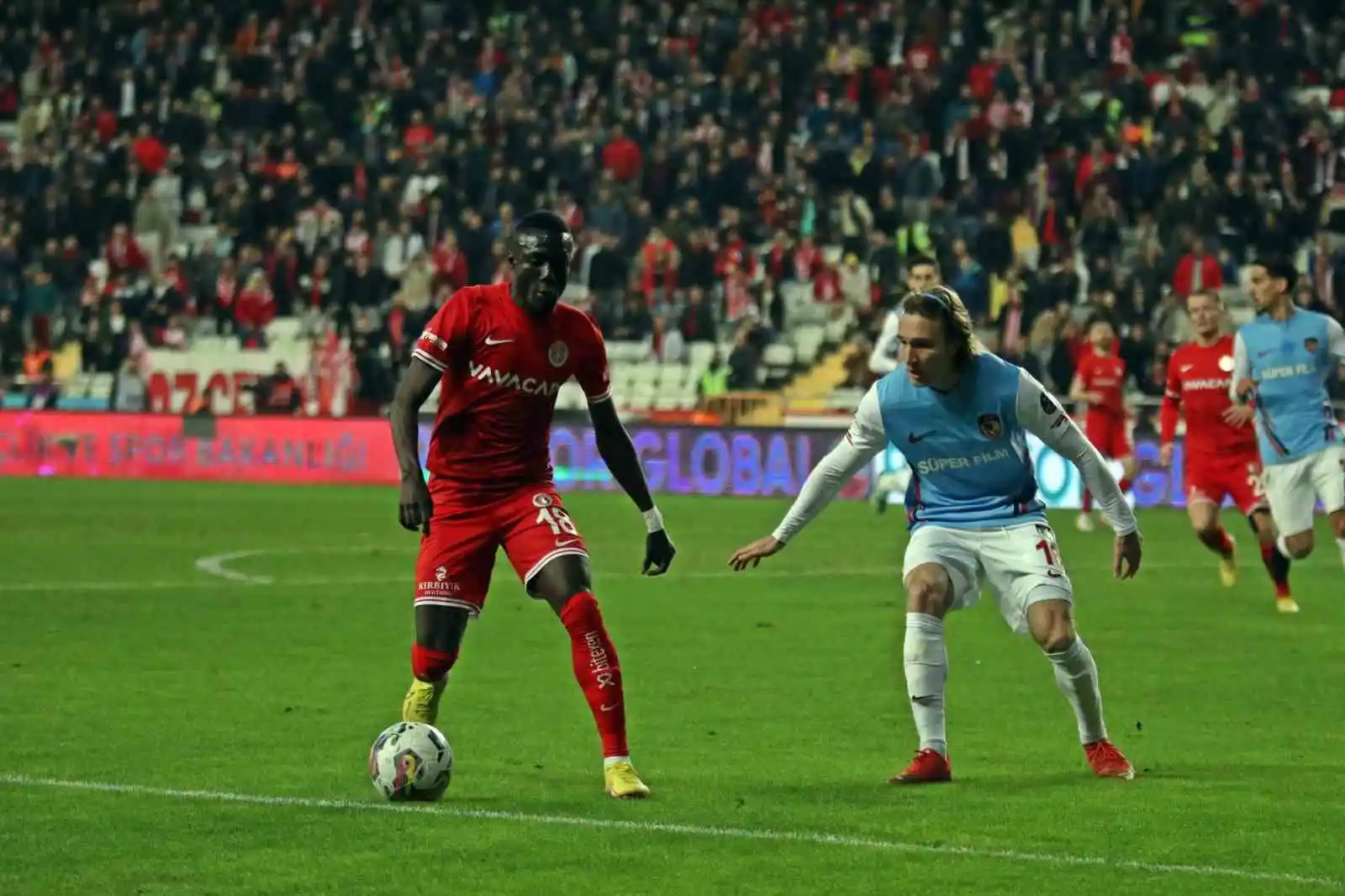 Spor Toto Süper Lig: FTA Antalyaspor: 1 - Gaziantep FK: 0 (İlk yarı)