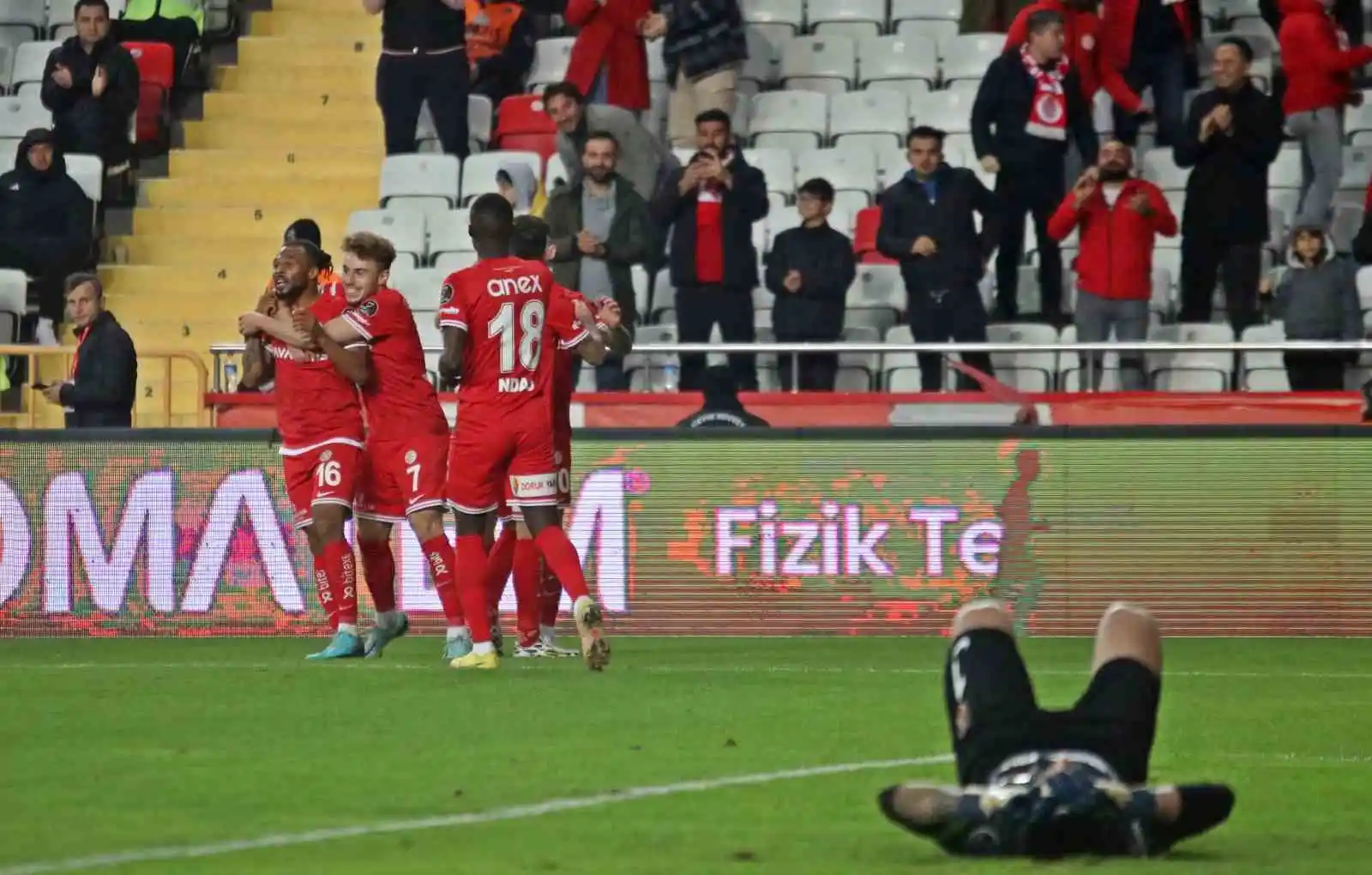 Spor Toto Süper Lig: FTA Antalyaspor: 1 - Gaziantep FK: 0 (İlk yarı)