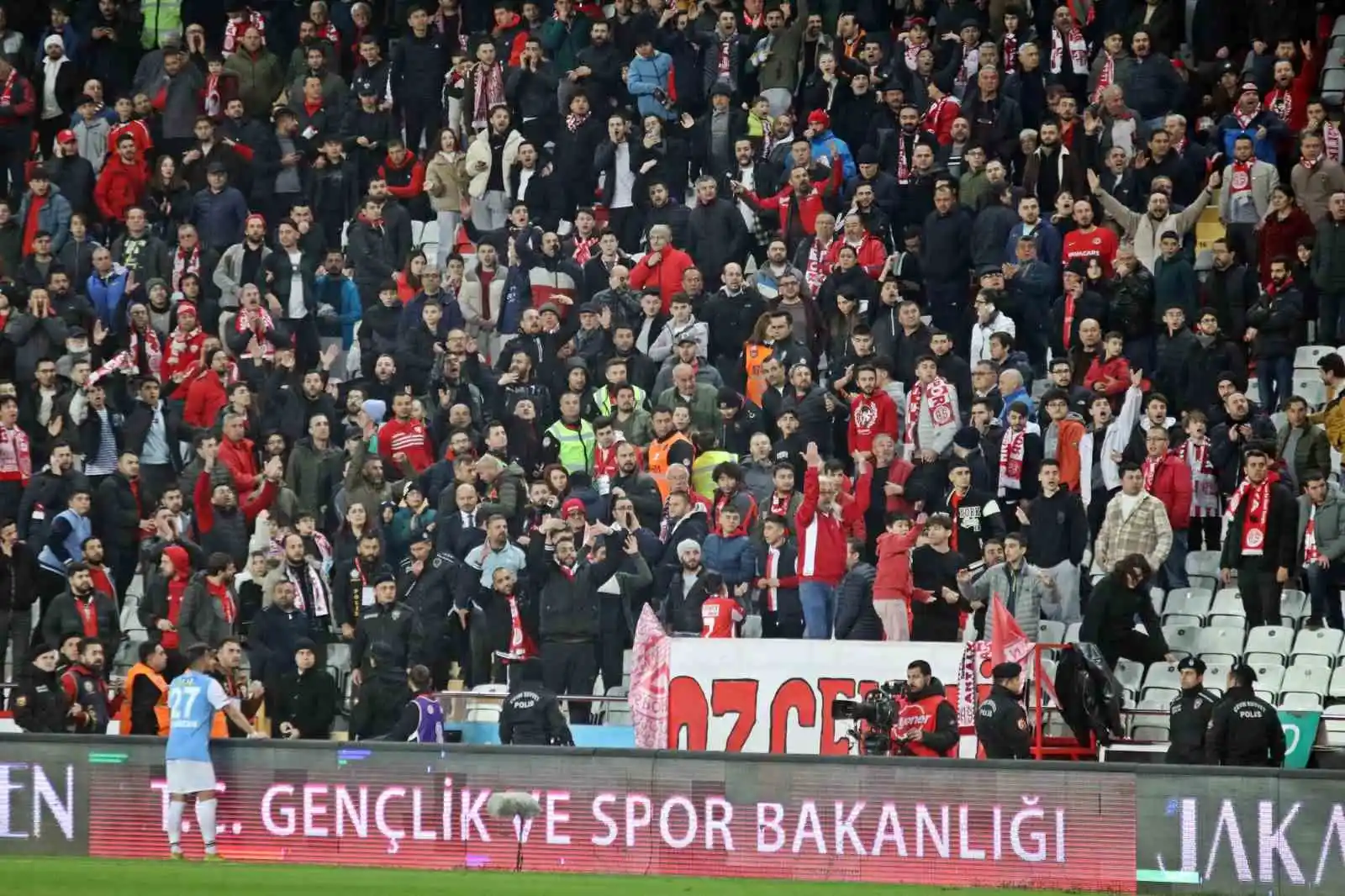 Spor Toto Süper Lig: FTA Antalyaspor: 1 - Gaziantep FK: 0 (İlk yarı)