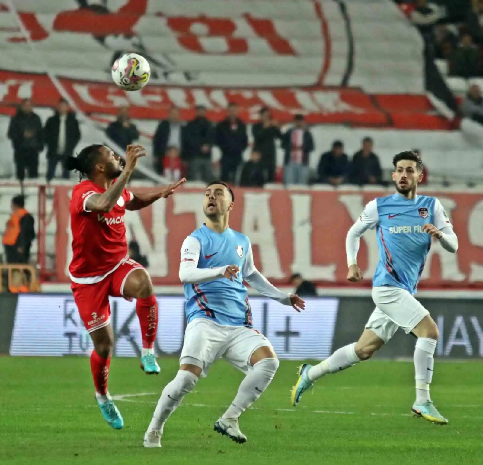 Spor Toto Süper Lig: FTA Antalyaspor: 1 - Gaziantep FK: 0 (İlk yarı)