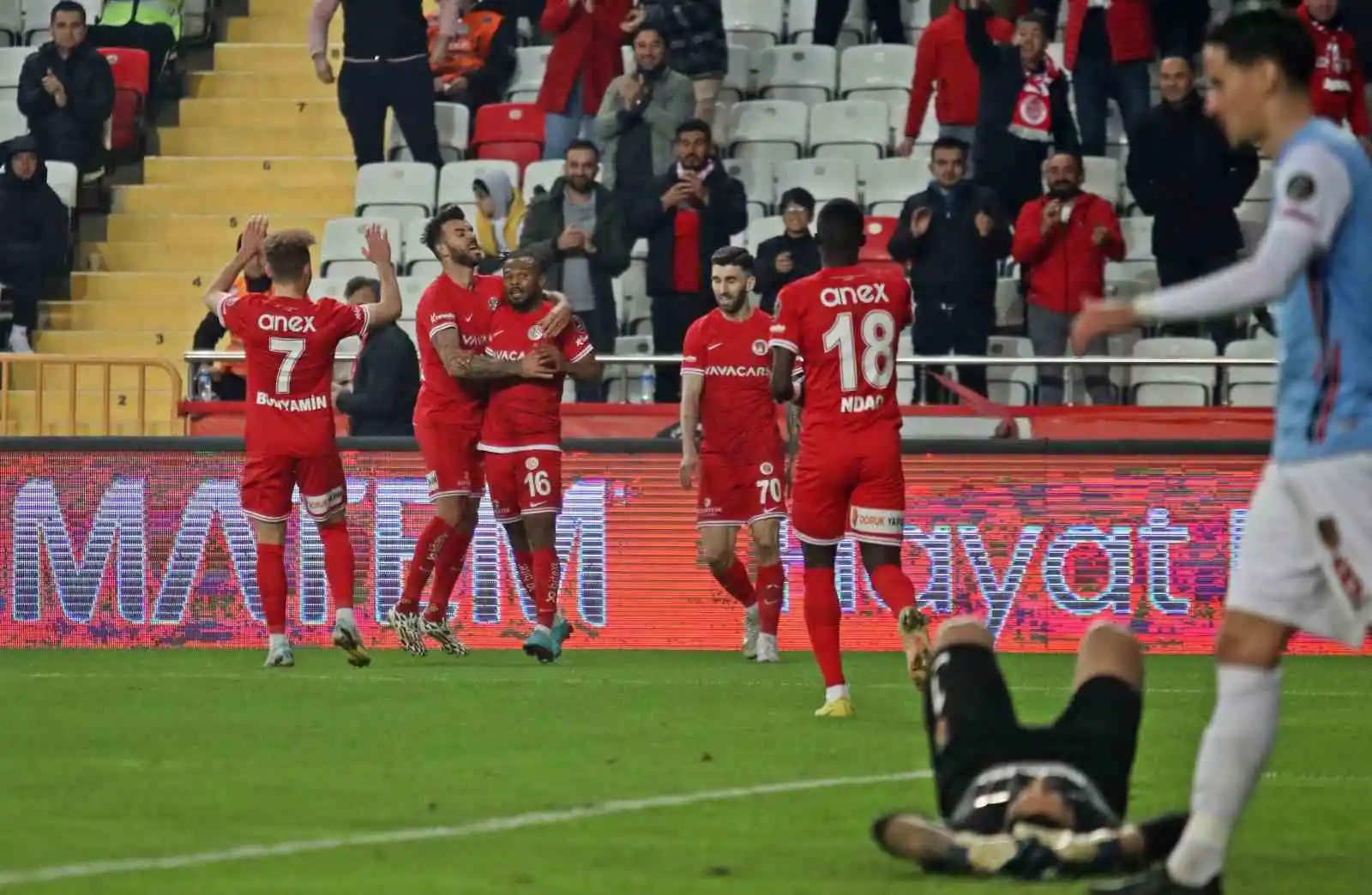 Spor Toto Süper Lig: FTA Antalyaspor: 1 - Gaziantep FK: 0 (İlk yarı)