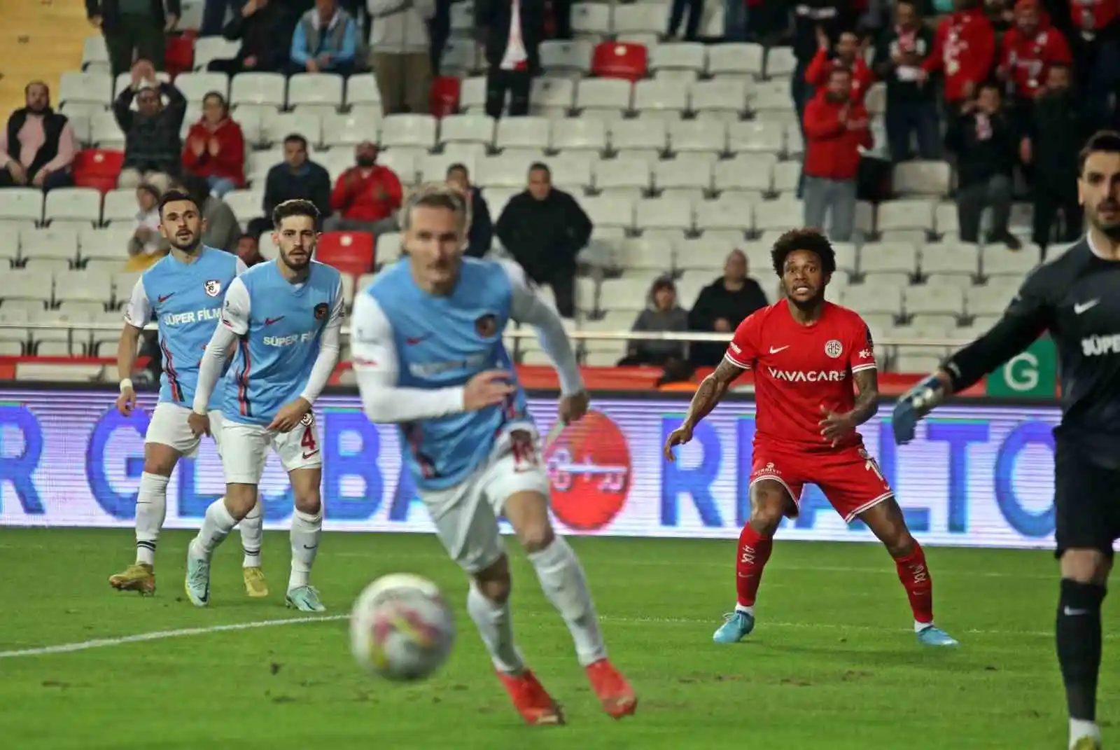 Spor Toto Süper Lig: FTA Antalyaspor: 1 - Gaziantep FK: 0 (İlk yarı)