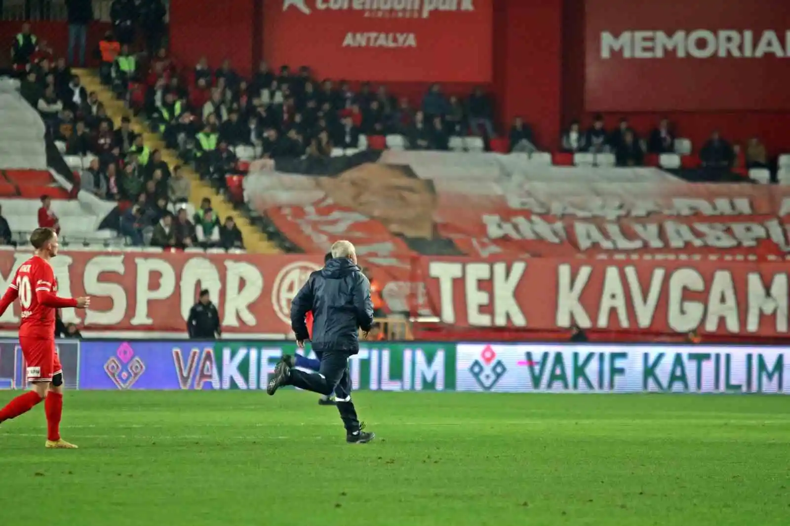 Spor Toto Süper Lig: FTA Antalyaspor: 1 - Gaziantep FK: 0 (İlk yarı)