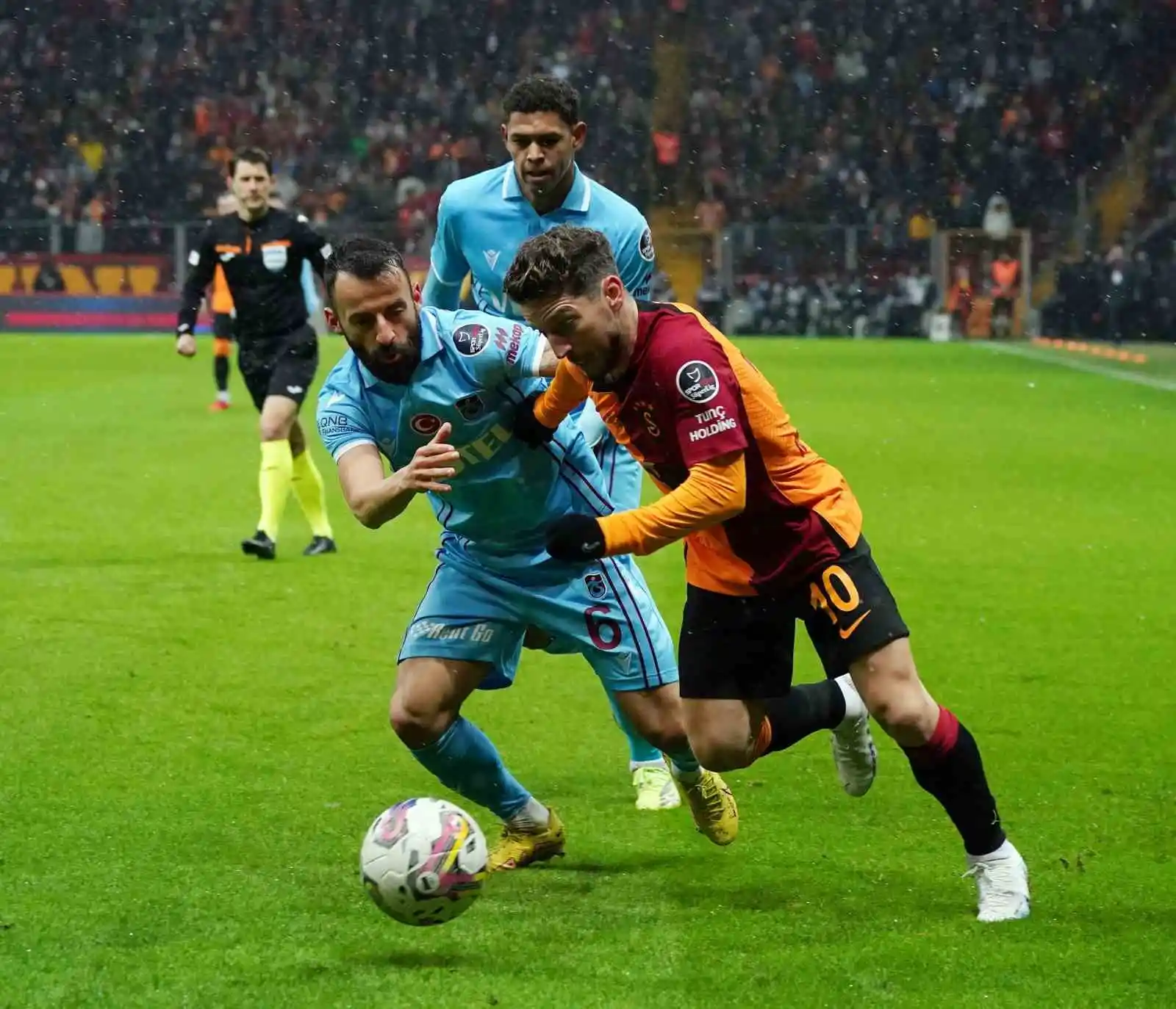 Spor Toto Süper Lig: Galatasaray: 1 - Trabzonspor: 1 (Maç devam ediyor)
