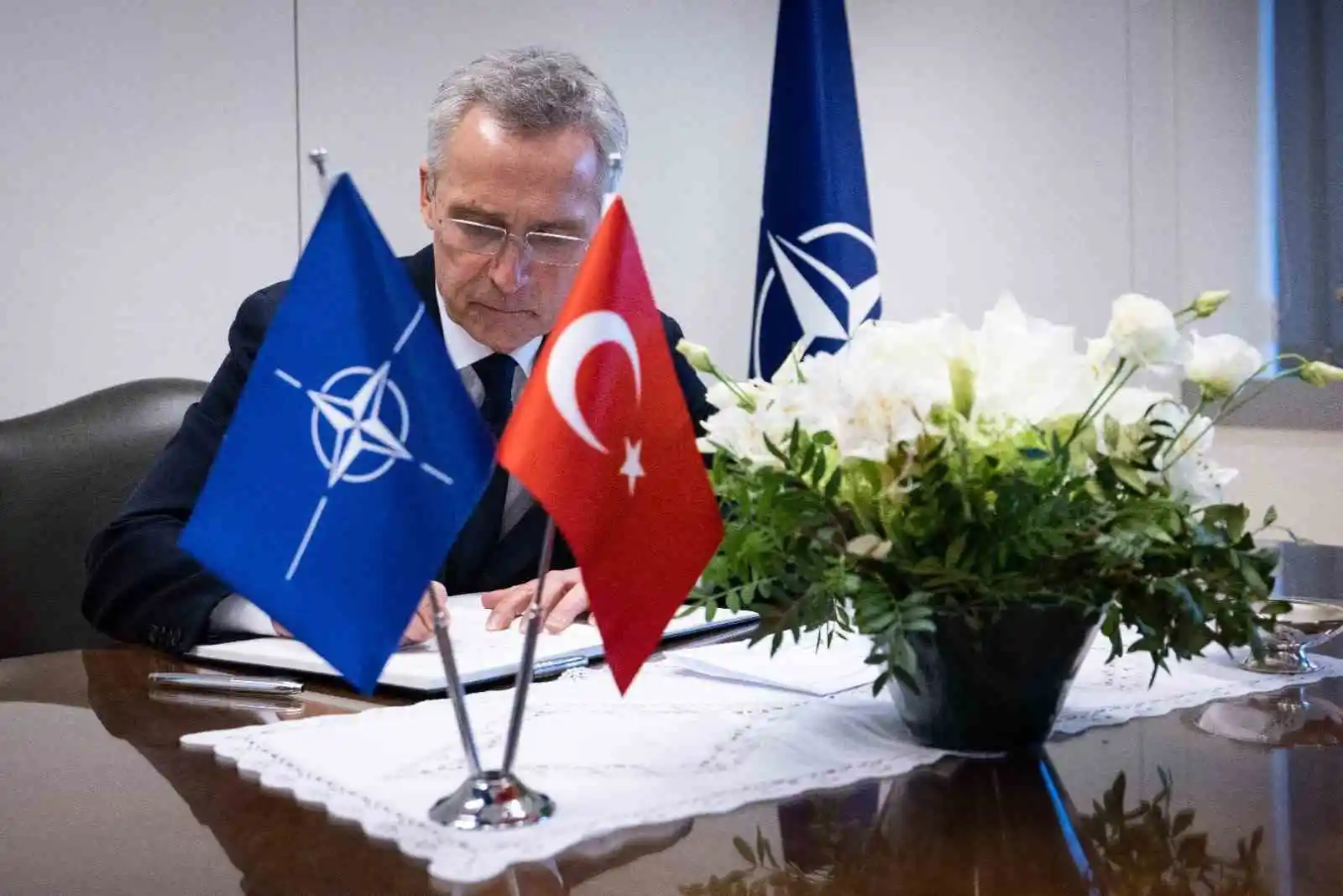 Stoltenberg, Türkiye'nin NATO Daimi Temsilciliği'nde taziye defterini imzaladı
