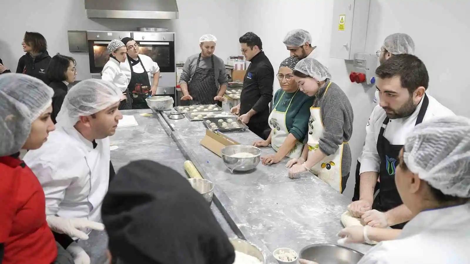 SUBÜ depremzedeler için ekmek üretimine başladı