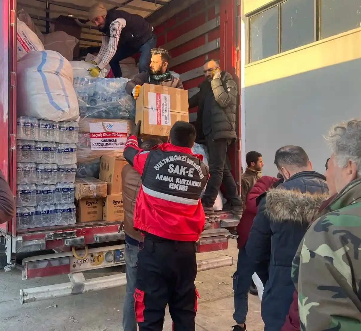 Sultangazi Belediyesi, afet bölgesine 3 günde 65 tır yardım gönderdi