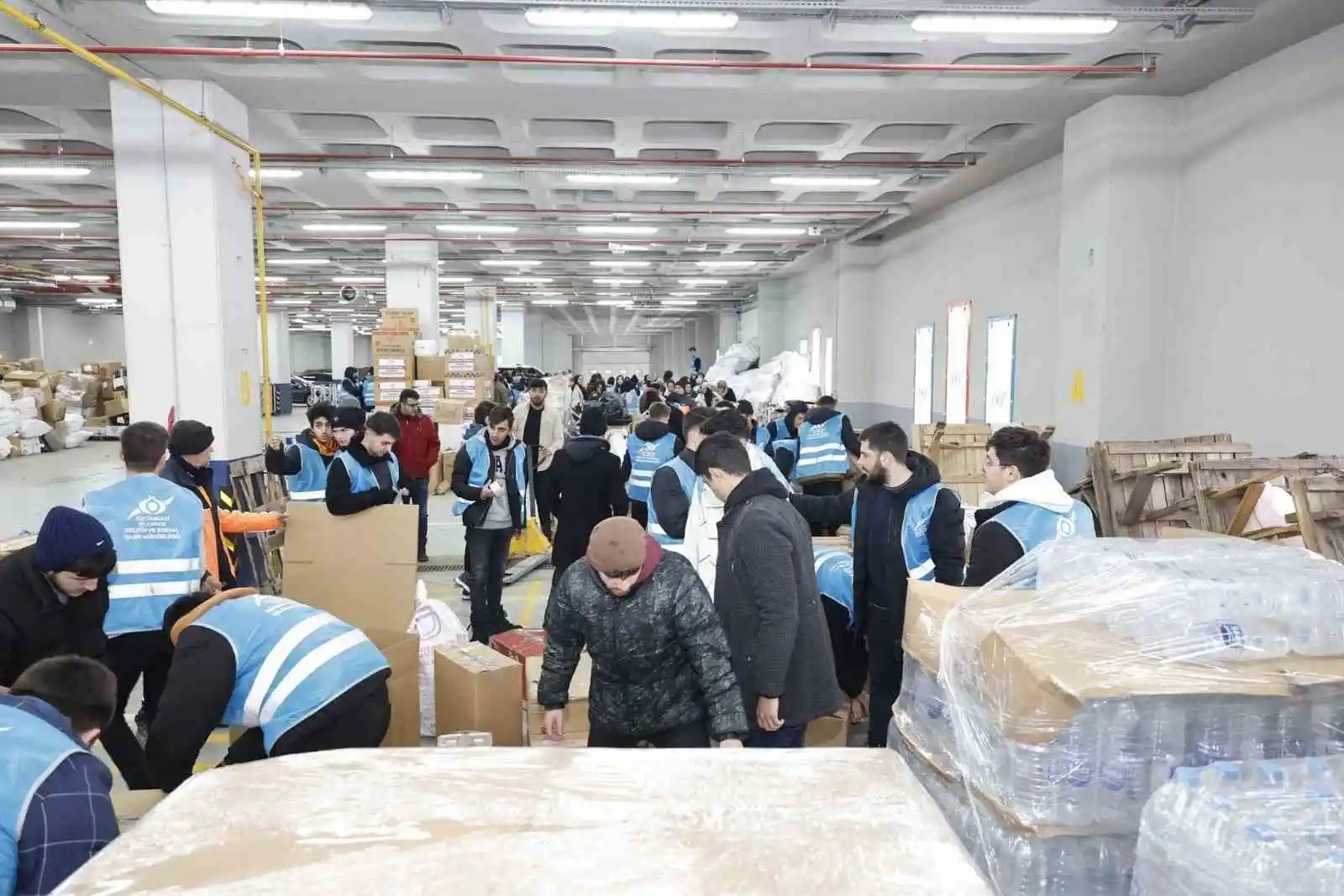 Sultangazi Belediyesi, afet bölgesine 3 günde 65 tır yardım gönderdi