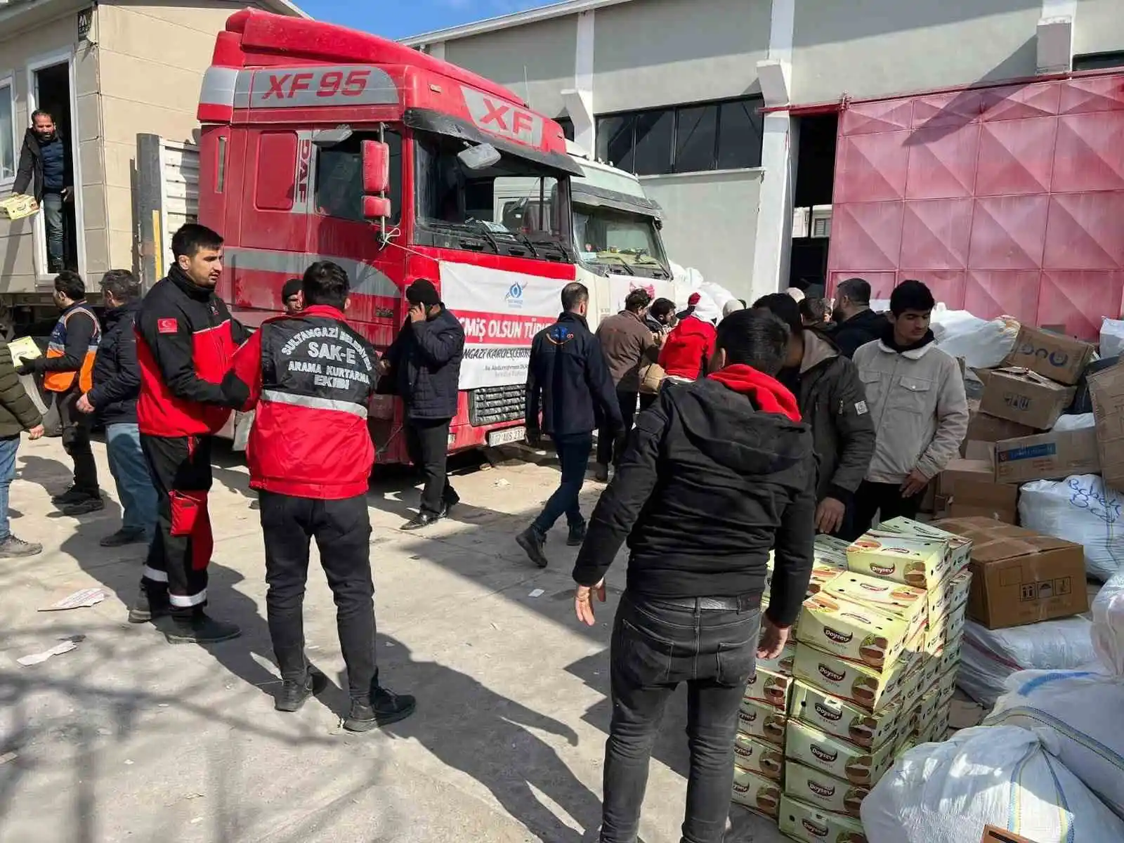 Sultangazi Belediyesi, afet bölgesine 3 günde 65 tır yardım gönderdi